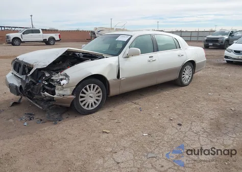 2003 Lincoln Town Car Signature z USA, uszkodzony, nr VIN 1LNHM82WX3Y676383